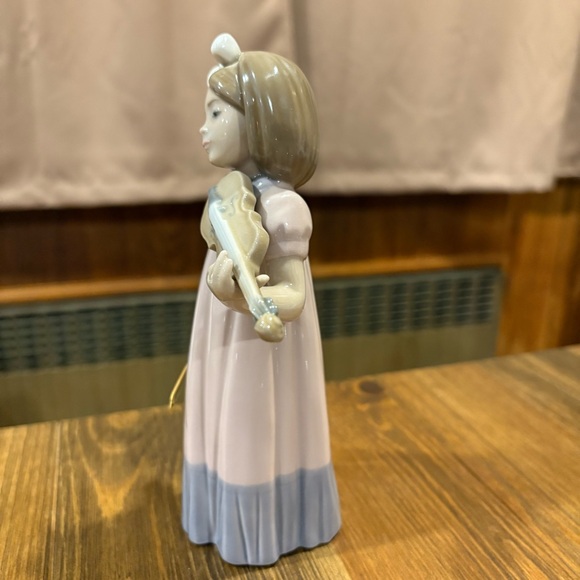 NAO "Girl with Violin" Retired figurine #1034 - Picture 4 of 7